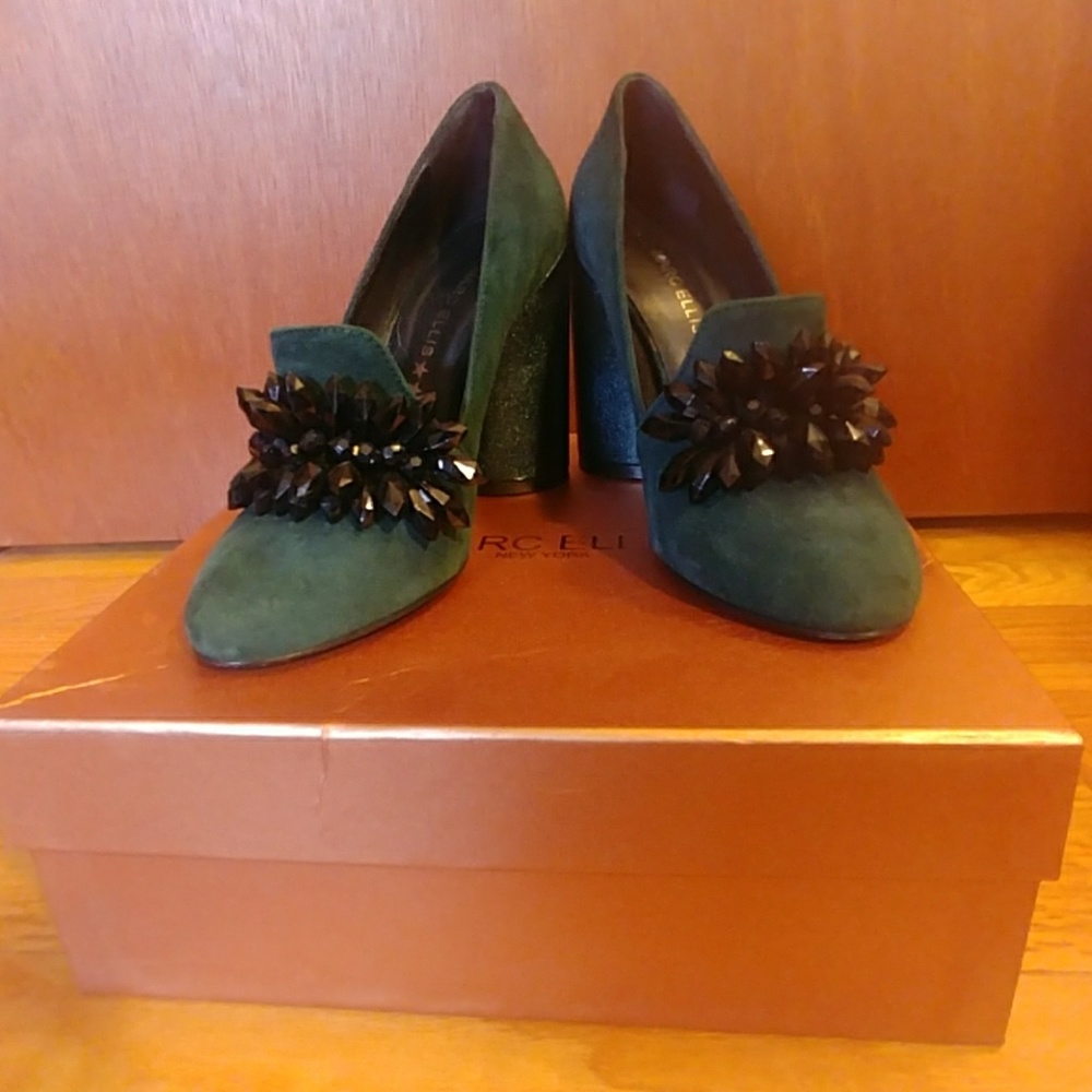 Italian designer green suede pumps w/ blk crystals